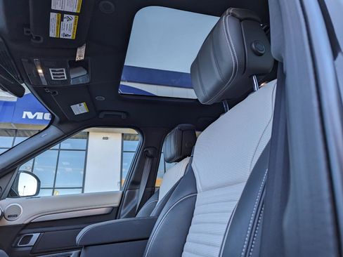 Used 2024 Land Rover Discovery Dynamic SE image 12