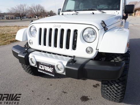 Used 2015 Jeep Wrangler Unlimited Sahara w/ Connectivity Group image 4