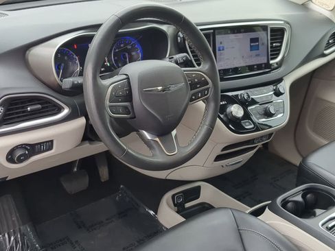Used 2024 Chrysler Pacifica Touring-L FWD image 10