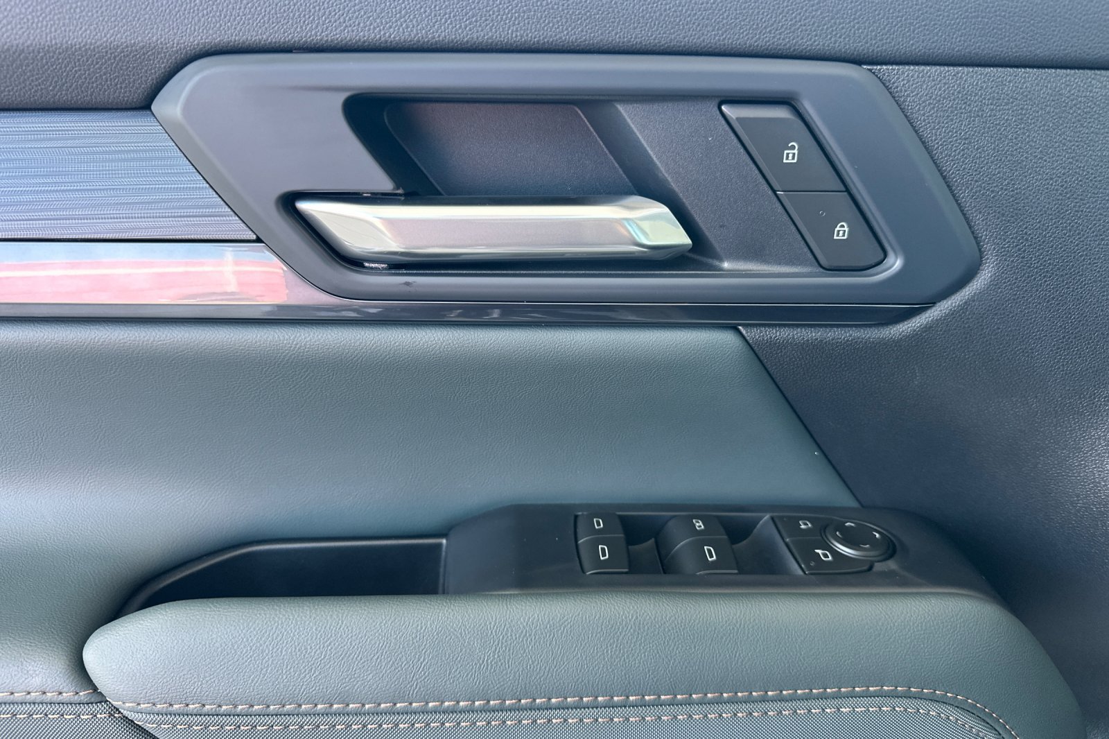 New 2026 GMC Terrain AT4 w/ Technology Package II AWD/4WD image 9