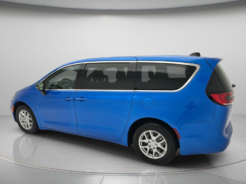 Used 2026 Chrysler Pacifica Select FWD image 4