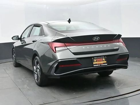 Used 2025 Hyundai Elantra Limited image 9