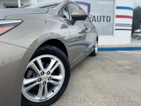 Used 2018 Chevrolet Cruze LT w/ Convenience Package FWD image 5