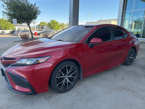 Used 2021 Toyota Camry SE image 1