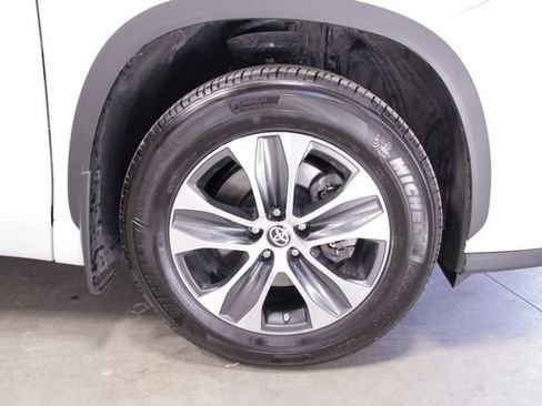 Used 2023 Toyota Highlander XLE image 12