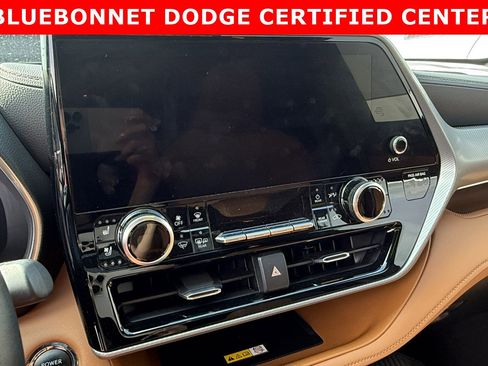 Used 2023 Toyota Highlander Platinum FWD image 6