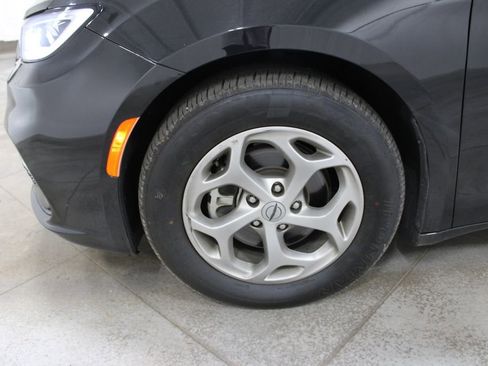 Used 2023 Chrysler Pacifica Limited FWD image 12