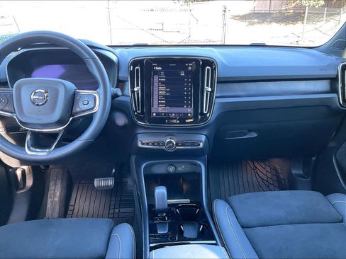 Used 2023 Volvo XC40 Recharge Ultimate image 9