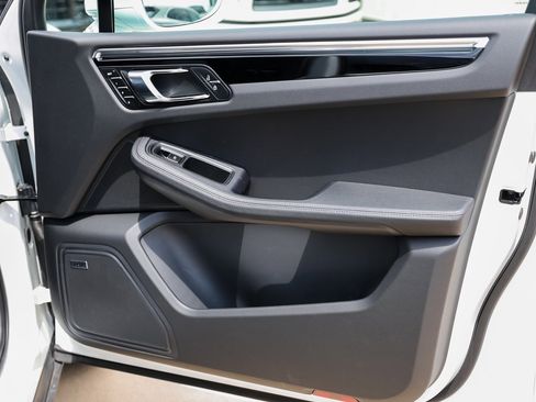 Certified 2025 Porsche Macan image 26