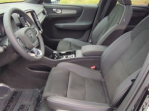 Used 2025 Volvo XC40 B5 Plus image 16