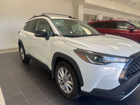 Used 2025 Toyota Corolla Cross LE image 4