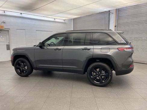 New 2025 Jeep Grand Cherokee Limited w/ Black Appearance Package image 5