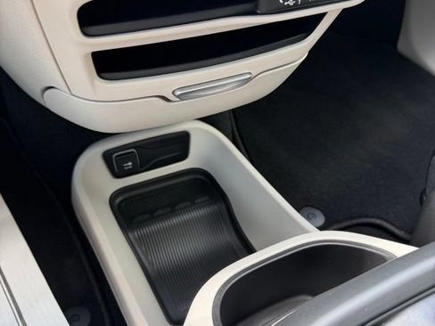 Used 2023 Chrysler Pacifica Touring-L AWD/4WD image 23