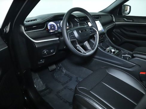 Used 2025 Jeep Grand Cherokee Limited w/ Luxury Tech Group II AWD/4WD image 18