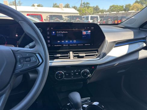Used 2025 Chevrolet Trax LT FWD image 17