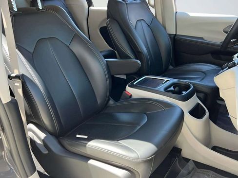 Used 2022 Chrysler Pacifica Touring-L FWD image 29