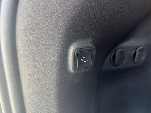 Used 2019 Jeep Cherokee Latitude Plus w/ Comfort/Convenience Group AWD/4WD image 19