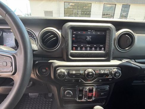 Used 2023 Jeep Gladiator Sport AWD/4WD image 20