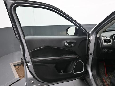 Used 2018 Jeep Compass Latitude w/ Popular Equipment Group FWD image 19