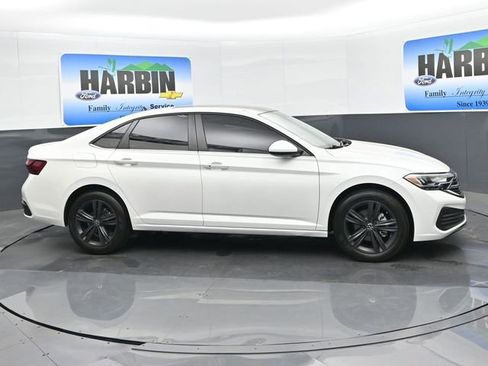 Used 2024 Volkswagen Jetta SE w/ Panoramic Sunroof Package FWD image 7