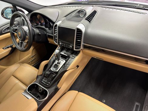 Used 2018 Porsche Cayenne Platinum Edition w/ Premium Package Plus image 25