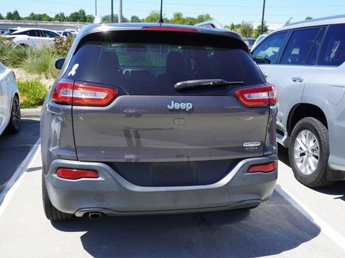 Used 2018 Jeep Cherokee Latitude Plus FWD image 6