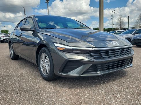 New 2026 Hyundai Elantra SE image 2