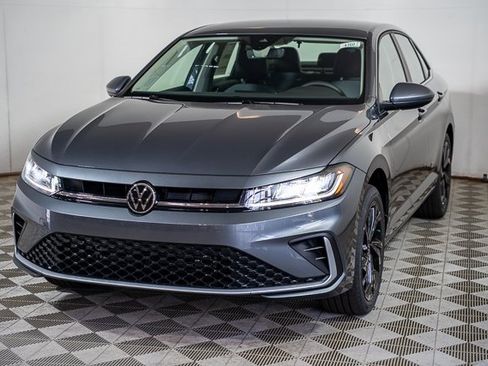 New 2025 Volkswagen Jetta SE image 4