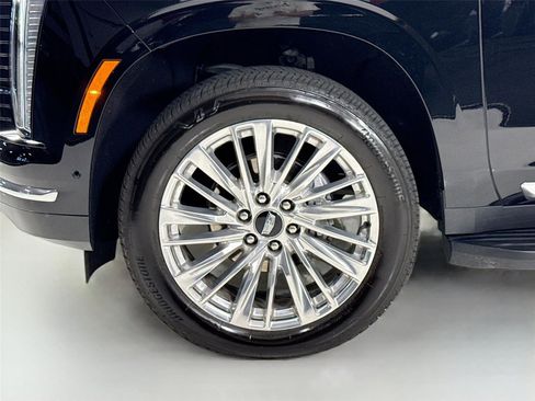 Used 2025 Cadillac Escalade ESV Premium Luxury image 39