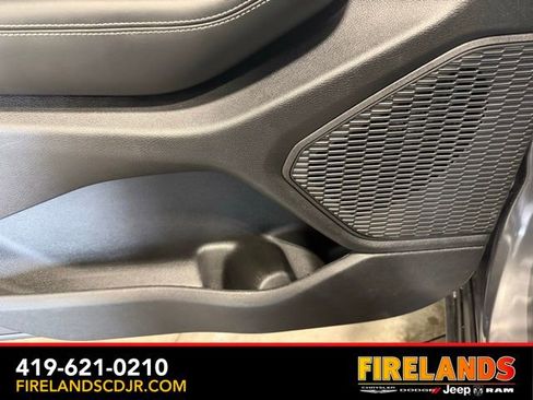 New 2026 Jeep Grand Cherokee Altitude image 9