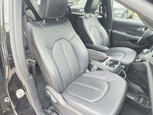 Used 2025 Chrysler Pacifica Select FWD image 17