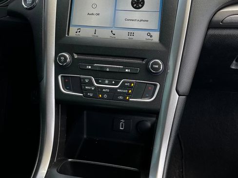 Used 2018 Ford Fusion SE w/ Fusion SE Technology Package FWD image 22