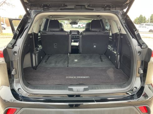Used 2021 Toyota Highlander XLE image 17