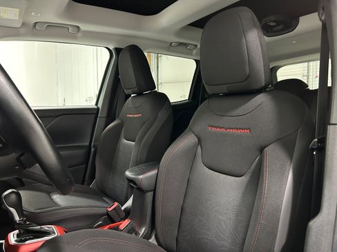 Used 2018 Jeep Renegade Trailhawk w/ Cold Weather Group II image 27