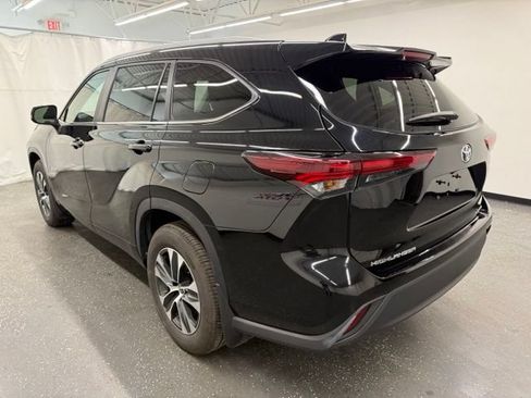 Certified 2025 Toyota Highlander XLE AWD/4WD image 4