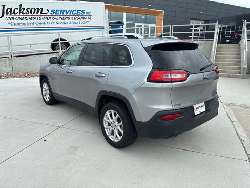 Used 2016 Jeep Cherokee Latitude FWD image 3