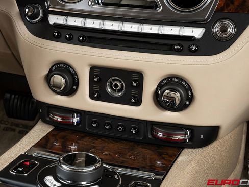 Used 2015 Rolls-Royce Wraith image 26