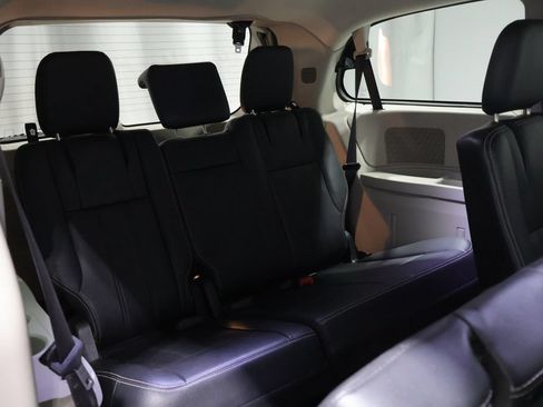 Used 2016 Chrysler Town & Country Touring FWD image 20