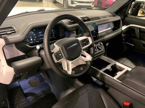 Used 2025 Land Rover Defender 130 X-Dynamic SE image 17