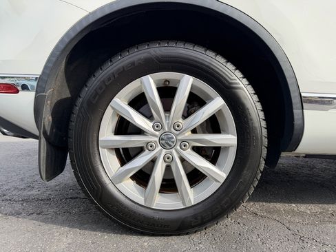 Used 2016 Volkswagen Touareg Sport image 29