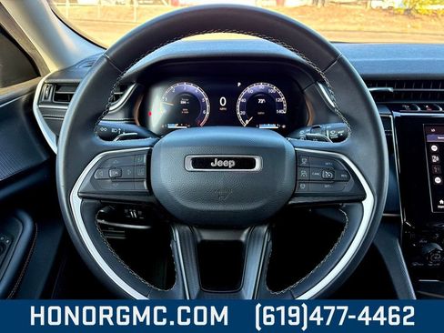 Used 2023 Jeep Grand Cherokee L Laredo image 27