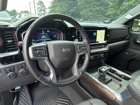 Used 2022 Chevrolet Silverado 1500 LT Trail Boss w/ LT Trail Boss Premium Package AWD/4WD image 3