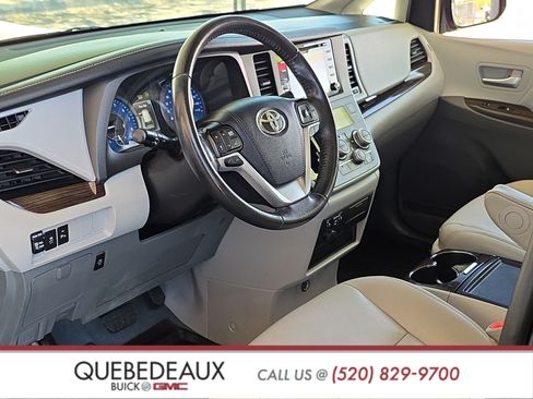 Used 2020 Toyota Sienna XLE w/ XLE Navigation Package FWD image 12