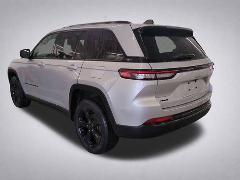 Used 2023 Jeep Grand Cherokee Altitude AWD/4WD image 6