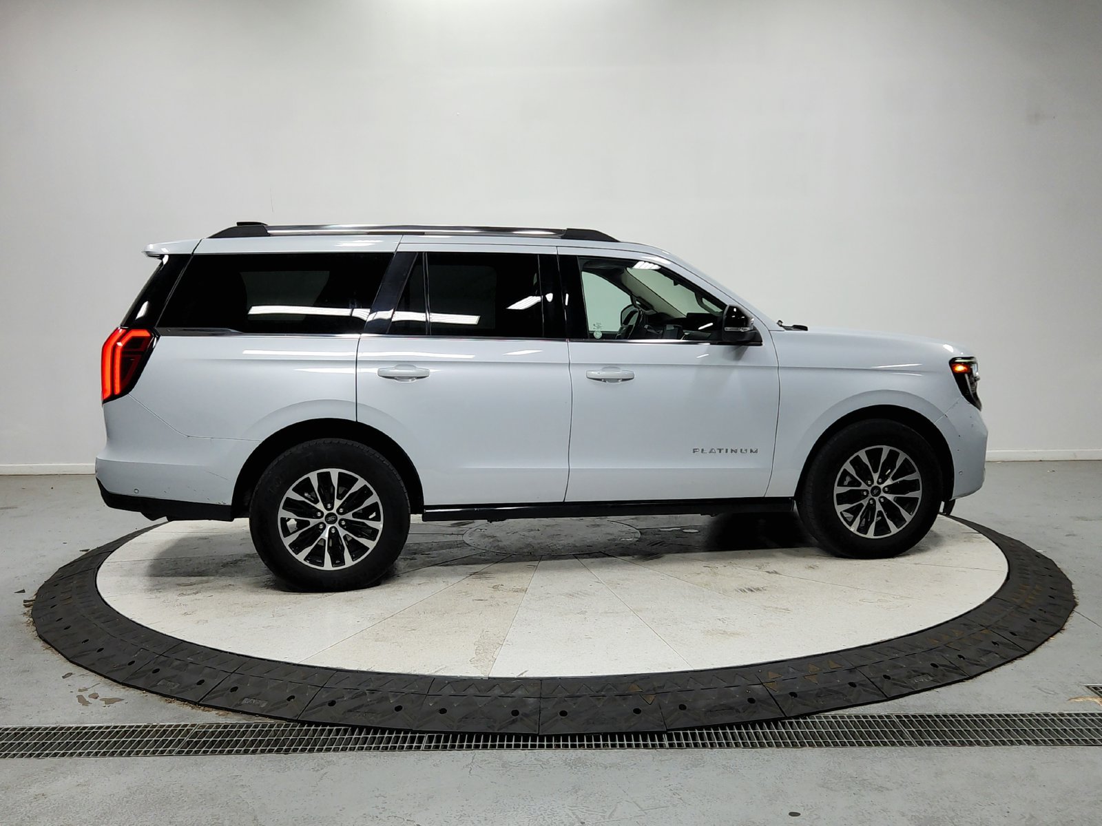 Used 2025 Ford Expedition Platinum AWD/4WD image 9