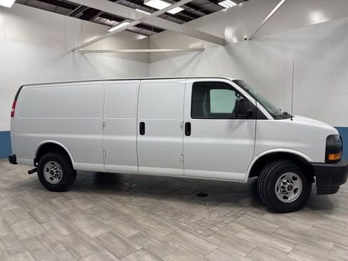 Used 2022 GMC Savana 2500 Extended RWD image 2
