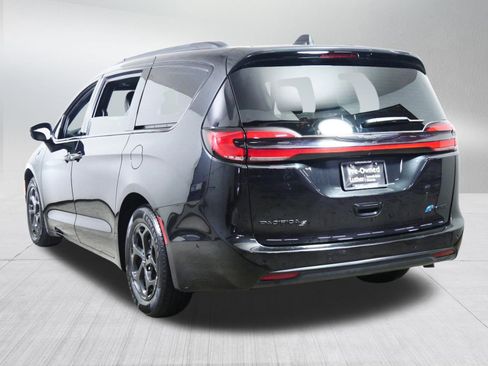 Used 2024 Chrysler Pacifica Premium image 5