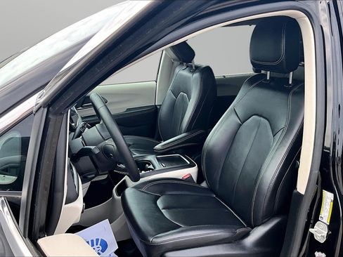 Used 2024 Chrysler Pacifica Touring-L FWD image 16
