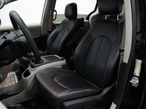 Used 2024 Chrysler Pacifica Touring-L FWD image 8