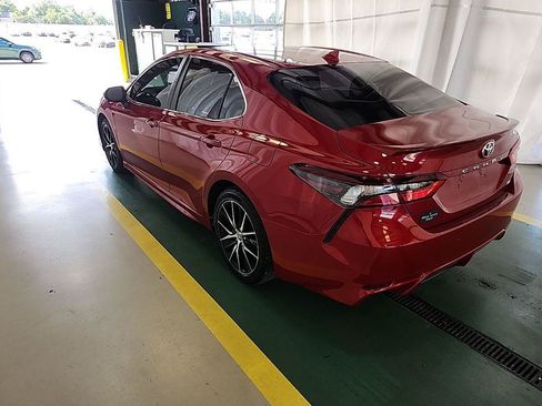 Used 2022 Toyota Camry SE FWD image 3